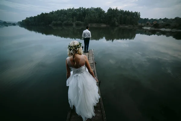 Matrimonio coppia sul vecchio molo di legno — Foto Stock