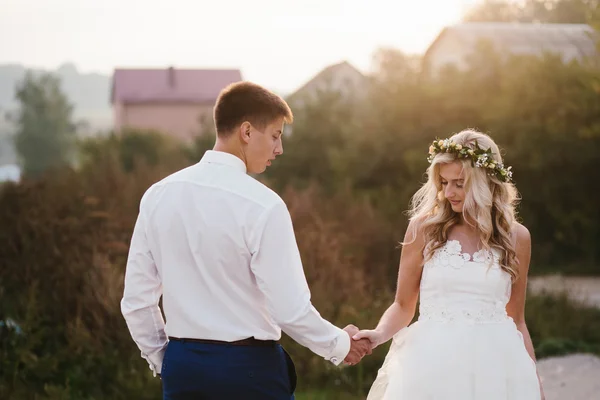 Casamento casal sobre a natureza — Fotografia de Stock