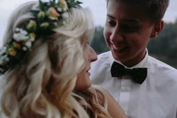 Pareja de boda en el lago — Foto de Stock