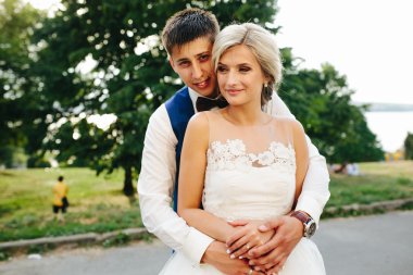 Parkta sarılma güzel düğün çifti