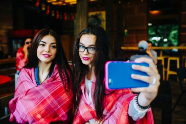 iki yakın arkadaş selfie kafede yapmak