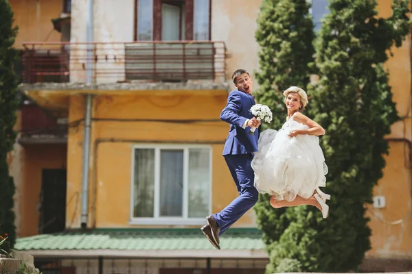 Couple jumping on the street — Stock Photo, Image