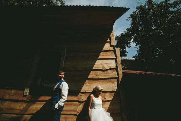 Güzel genç Düğün çifti evin yakınlarında duruyor — Stok fotoğraf