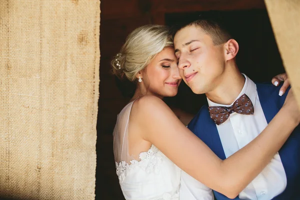 Beau couple de mariage à la porte — Photo