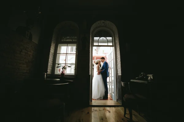 Novia y novio en el día de la boda — Foto de Stock