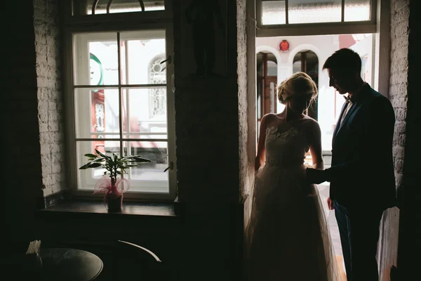 Braut und Bräutigam am Hochzeitstag — Stockfoto