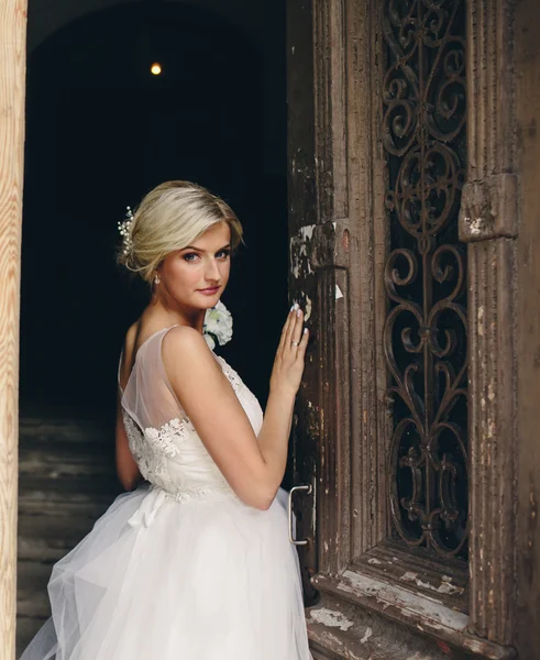 Menyasszony a régi ajtó előtt áll — Stock Fotó