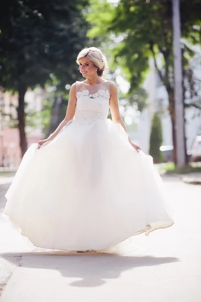 Jeune belle mariée posant à l'extérieur — Photo