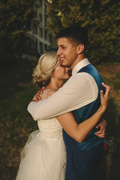 Schönes Hochzeitspaar umarmt sich im Park — Stockfoto
