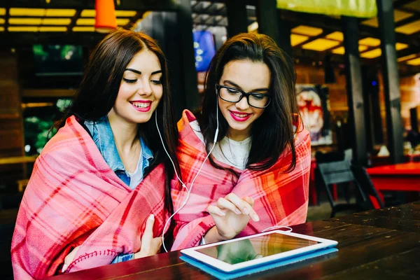 Dva blízcí přátelé sledují něco na tabletu — Stock fotografie