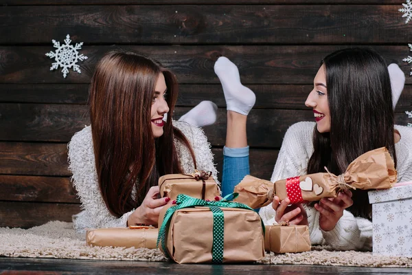 Zwei schöne Mädchen liegen auf dem Boden — Stockfoto