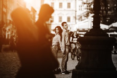 Çiftler şehirde iyi eğlenceler.