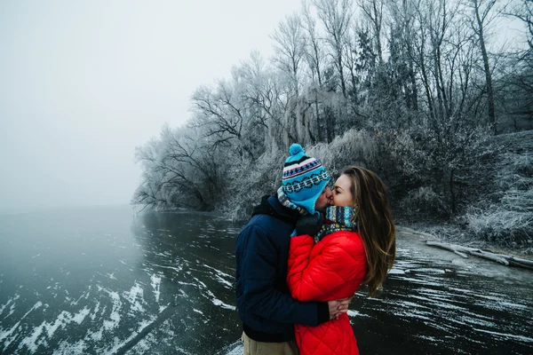 Nádherný pár baví na molu — Stock fotografie