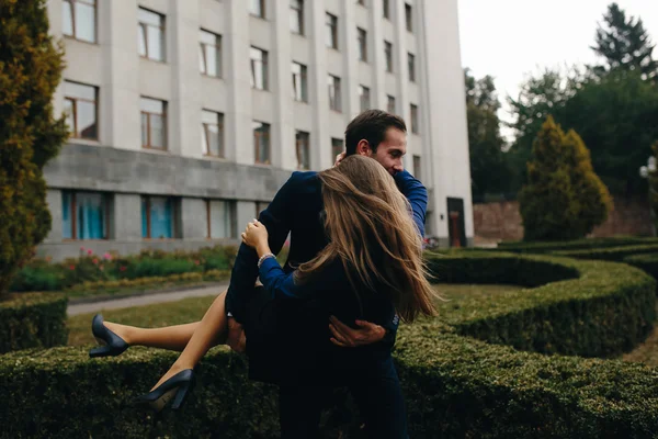 Homme tenant sa petite amie sur les mains — Photo