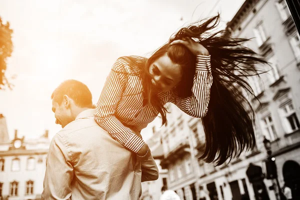 Pareja divertirse en la ciudad — Foto de Stock