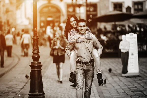คู่รักสนุกกันในเมือง — ภาพถ่ายสต็อก