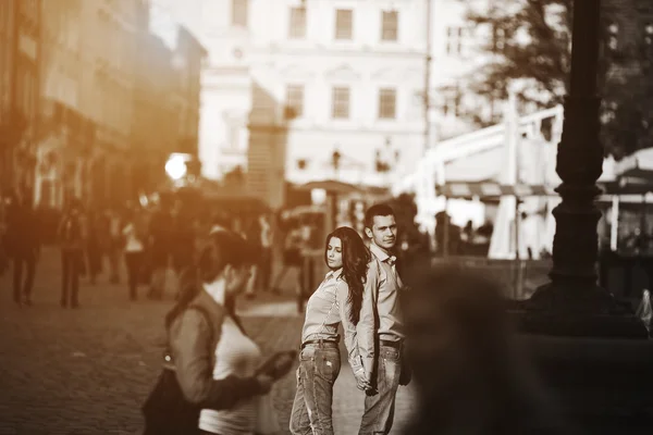 Couple s'amuser dans la ville — Photo