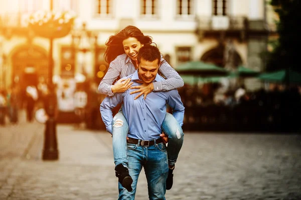 Coppia divertirsi in città — Foto Stock