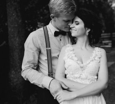 Yavaşça kucaklayan onun gelin damat