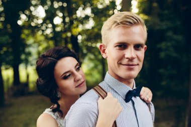 Poz güzel düğün çifti