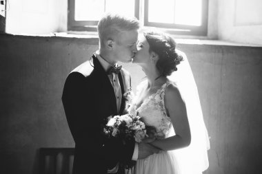 Gelin ve damat bir pencere arka plan üzerinde.