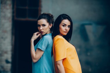 iki genç güzel kız