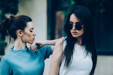 İki güzel arkadaş beyaz arka plan üzerinde poz