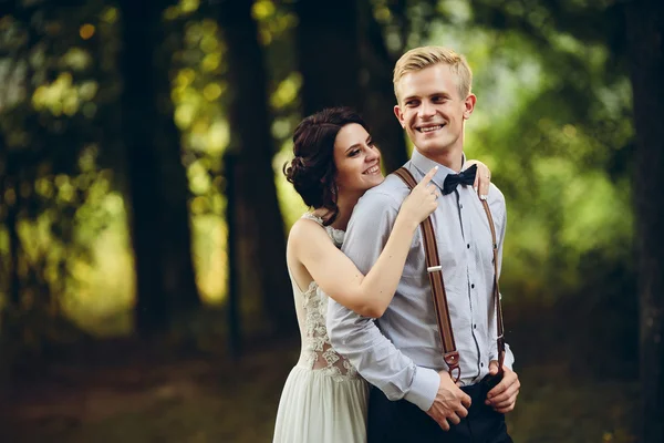 Schönes Hochzeitspaar posiert — Stockfoto