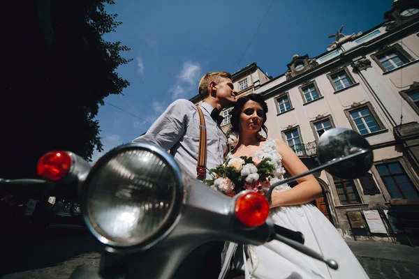 Sposa e sposo su scooter d'epoca — Foto Stock