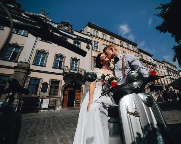 Noiva e noivo em scooter de motor vintage — Fotografia de Stock