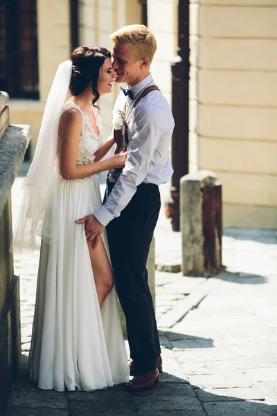 Bruden och brudgummen poserar — Stockfoto