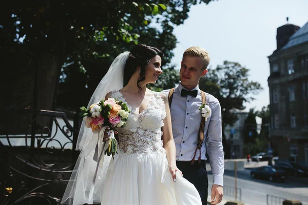 Novia y novio posando en las calles — Foto de Stock