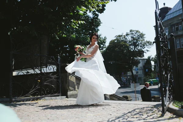 Sposa posa in città — Foto Stock