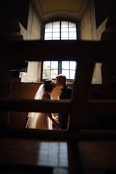 Novia y novio en el fondo de una ventana . —  Fotos de Stock