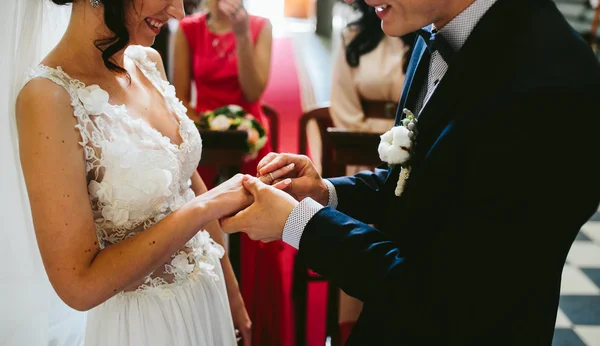 Poniendo el anillo de bodas — Foto de Stock