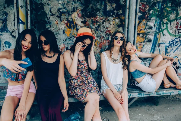 Пять красивых молодых девушек расслабляются — стоковое фото