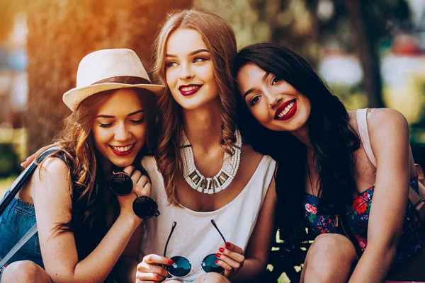 Tres hermosas chicas jóvenes — Foto de Stock