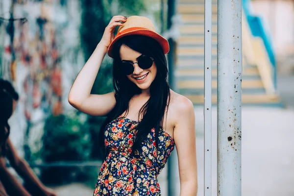 Bela menina posa para câmera na cidade — Fotografia de Stock