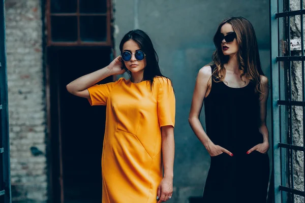 Duas meninas bonitas jovens — Fotografia de Stock