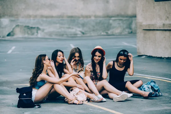 Пять красивых молодых девушек — стоковое фото