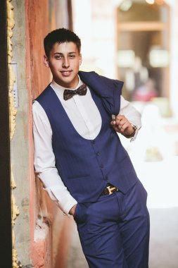 damat duvara yaslandı