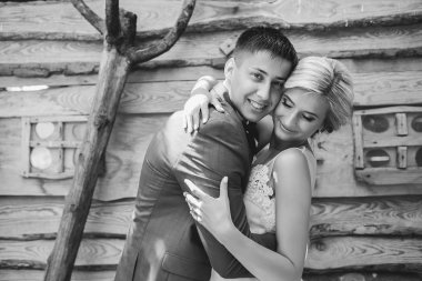 güzel genç Düğün çifti evin yakınlarında duruyor