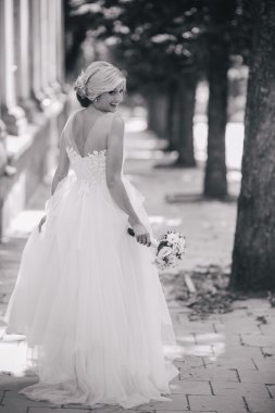 Genç güzel gelin dışarıda poz veriyor.