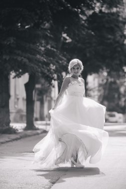Genç güzel gelin dışarıda poz veriyor.