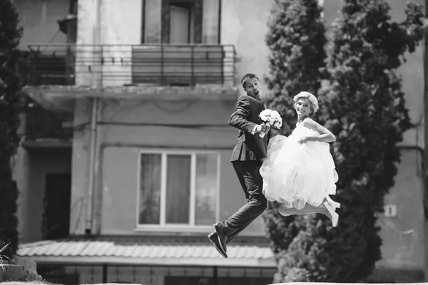 Couple jumping on the street — Stock Photo, Image