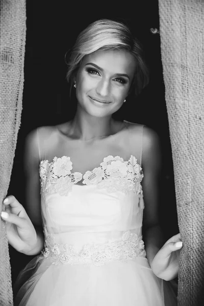 Smiling beautiful bride in doorway — Stock Photo, Image