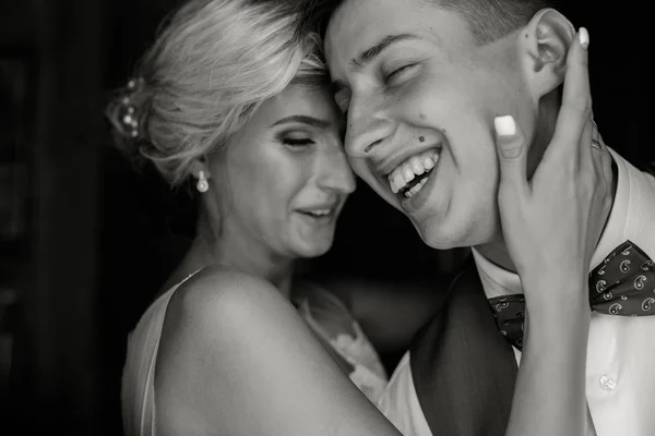 Hermosa pareja de boda en la puerta — Foto de Stock