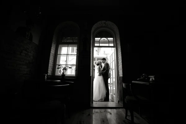 Braut und Bräutigam am Hochzeitstag — Stockfoto