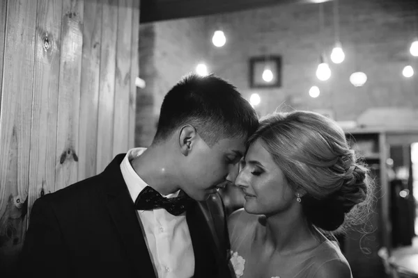 The bride and groom in a cozy house — Stock Photo, Image