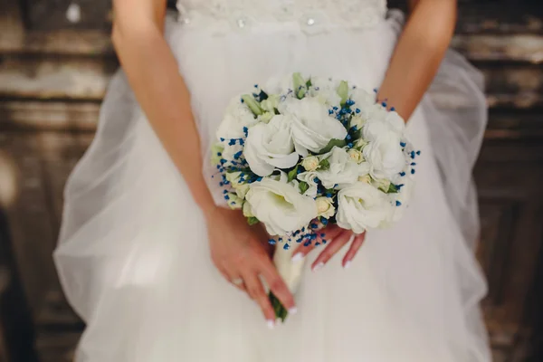 Novia celebración hermosa boda ramo — Foto de Stock